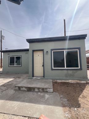 “MOVE IN SPECIAL” Cute Casita Style Living in historic Albuquerque 1 Bedroom 1 Bath. – photo 1