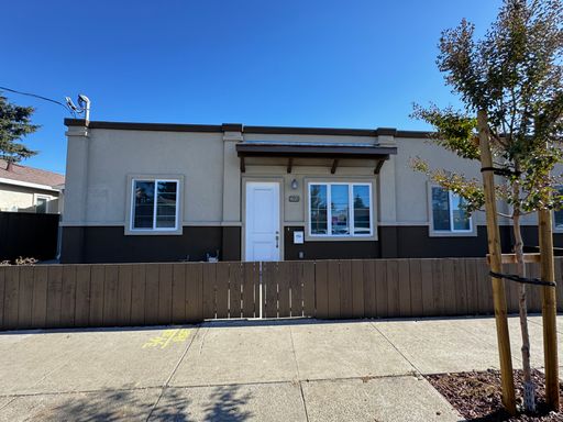 Newly Remodeled Spacious 3 Bedroom House With Yard + Bonus Room!! – photo 1