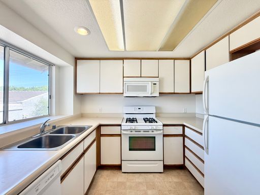 AVAILABLE NOW !! 2 Bedroom 2 Bathroom Apartment in Bermuda Dunes! MOVE IN SPECIAL! HALF OFF ONE MONTH'S RENT WITH MOVE IN BY 11/01/2026!