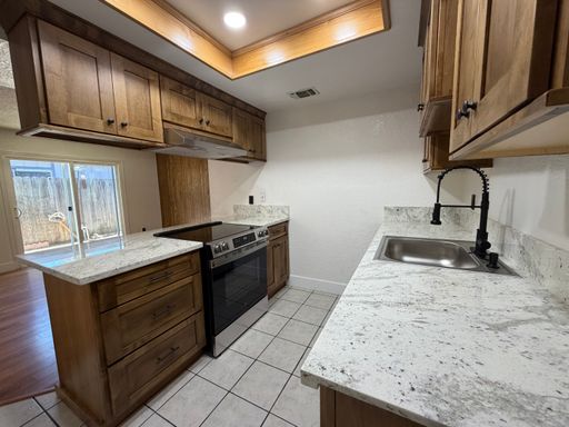 Fully Renovated 2-Bedroom Home with Spacious Backyard – Move-In Ready in Sacramento – photo 1
