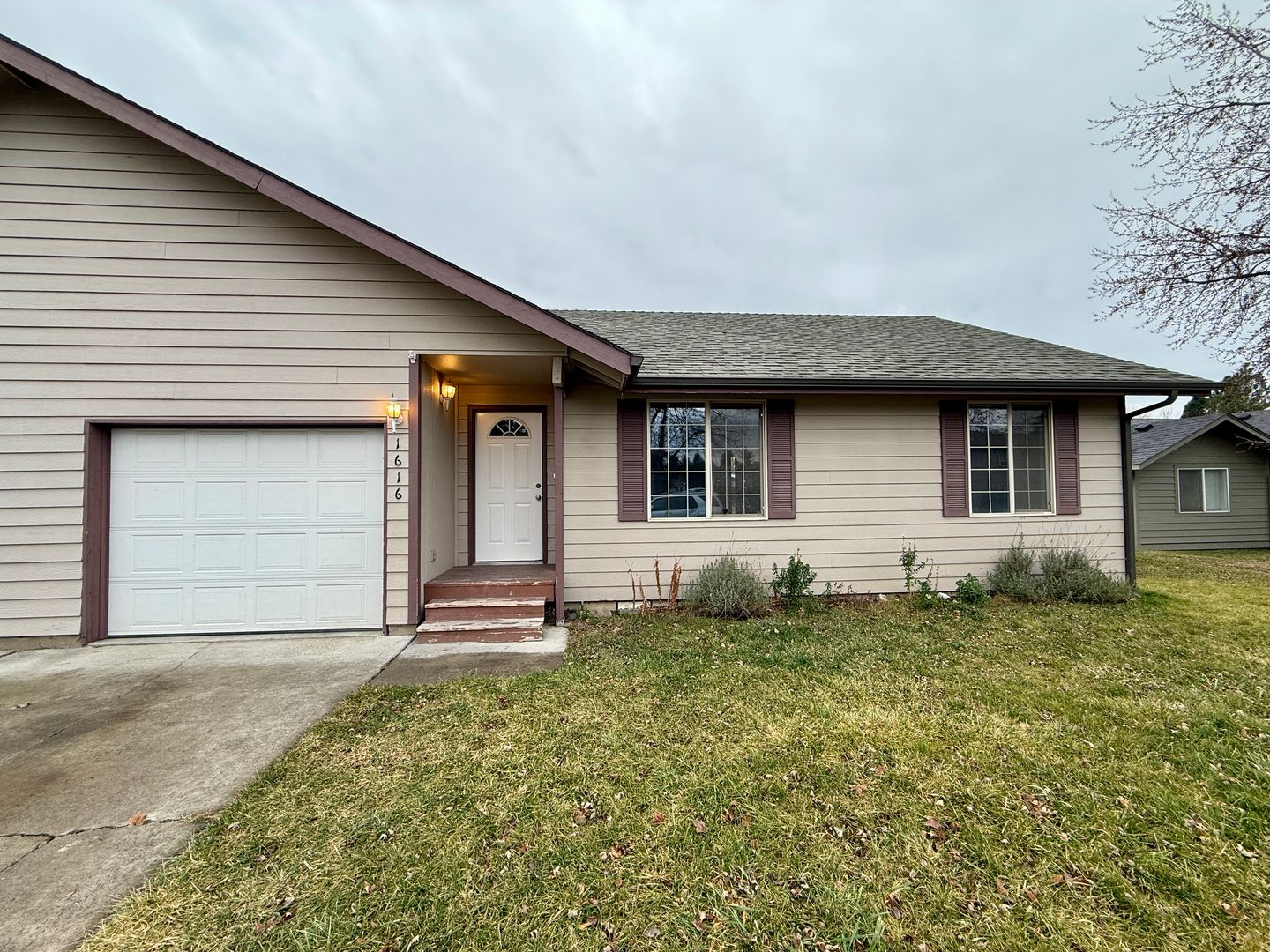 Redmond Apartment: 1614 & 1616 SW Metolius Ave