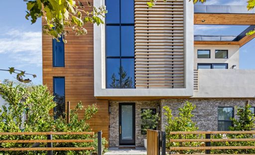 High-End Westside Rental on Washington Pl – photo 1