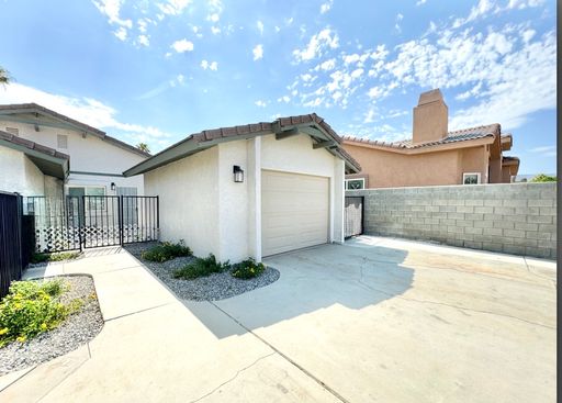 AVAILABLE NOW!! 3 Bedroom/ 2 Bathroom Duplex in Cathedral City! – photo 1
