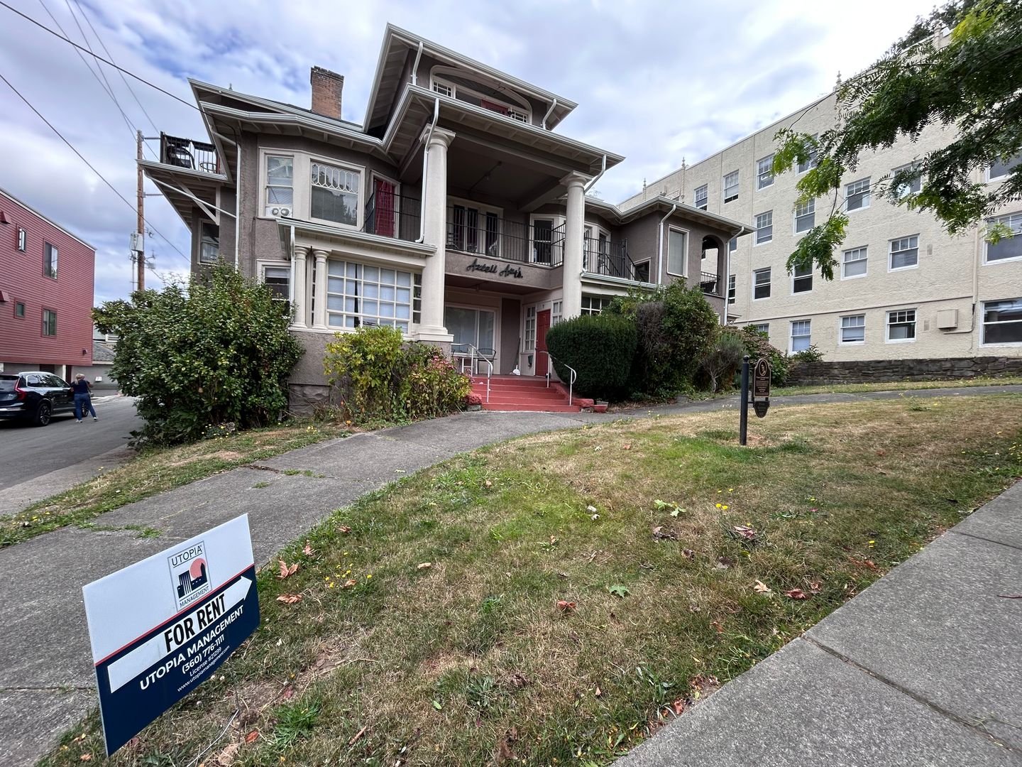 Bellingham Apartment: 413 E Maple St