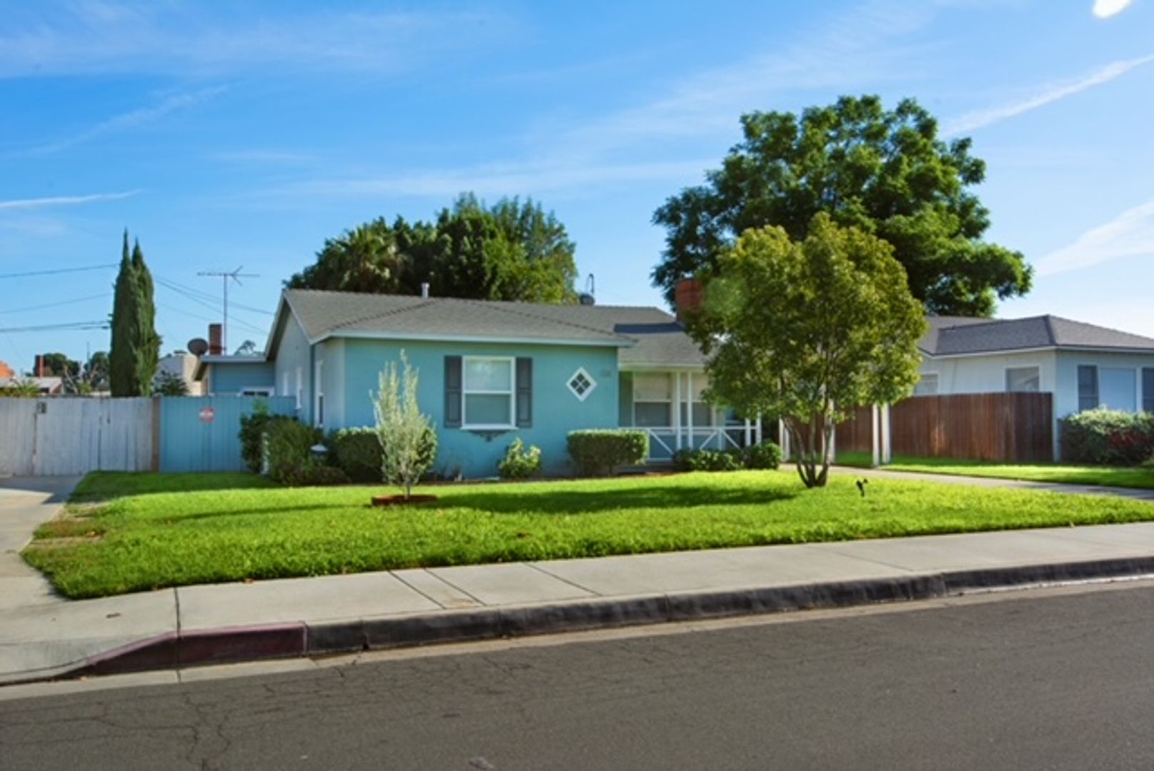 Riverside House: 5942 Birch St