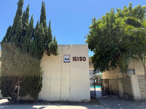 Upstairs 2-bedroom, 1-bath apartment in Panorama City, CA