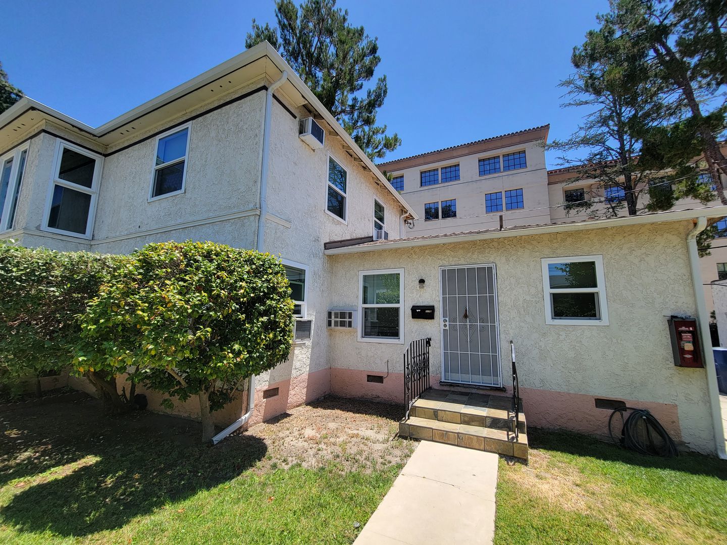 Burbank Apartment: 115-117 North Maple Street