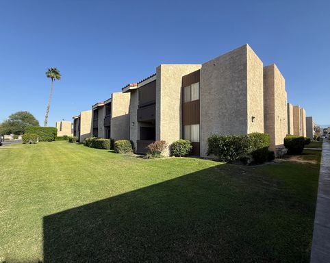 AVAILABLE NOW!! LOVELY 2 Bedroom 1 Bathroom Downstairs Level Apartment in Indio!