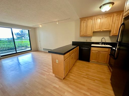 One Bedroom Condo Available in Watergate Community/Emeryville!