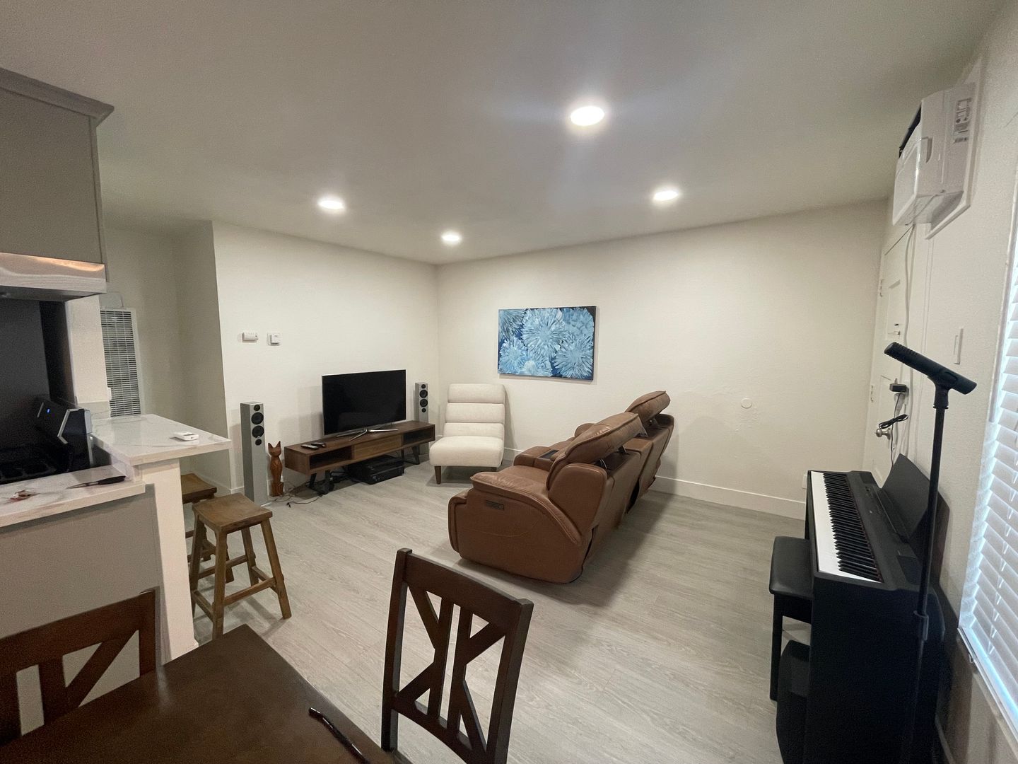 Stockton Apartment: 337 E Poplar St.