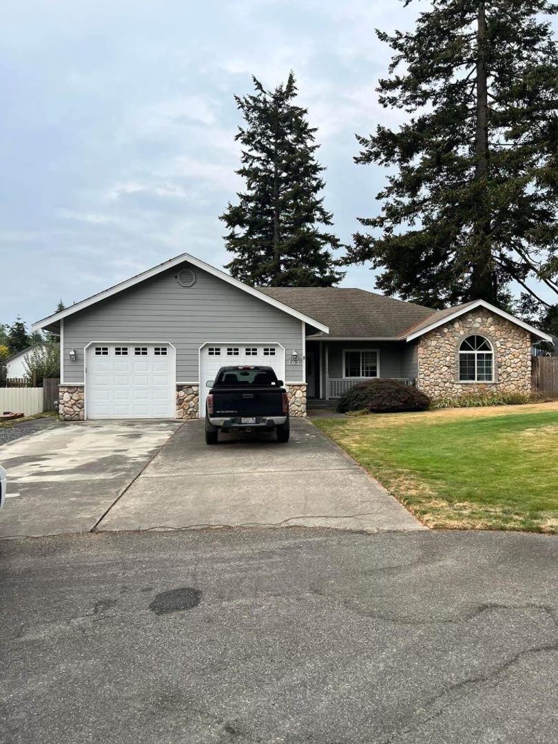 Lynden House: 703 W. Del Ray Rd.
