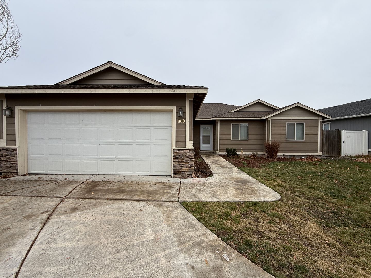 Redmond House: 860 NE Quince Ave