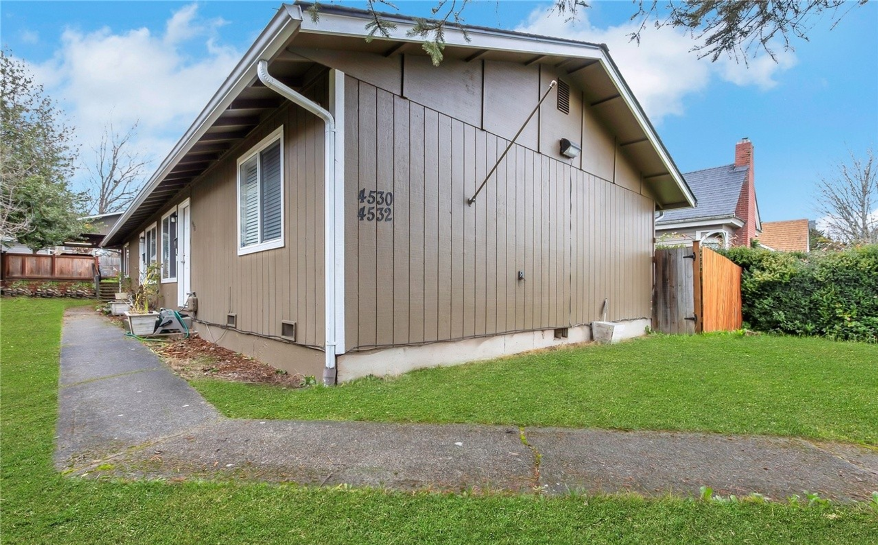 Tacoma Apartment: 4530-4532 S Thompson