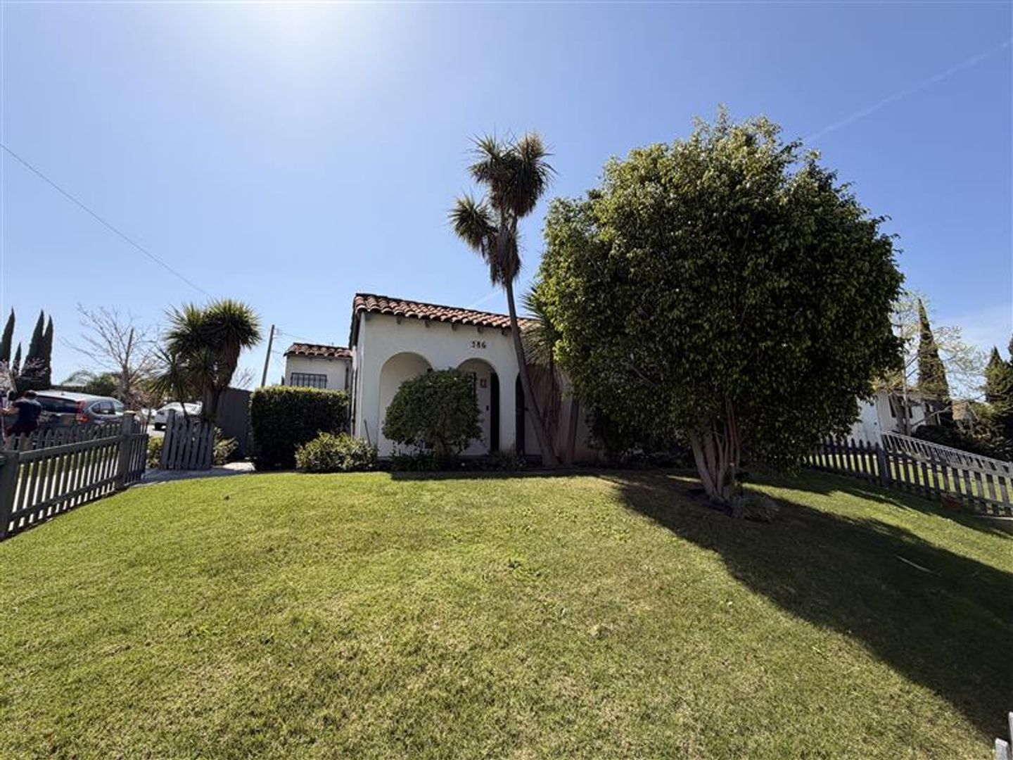 Inglewood House: 586 e Fairview Blvd