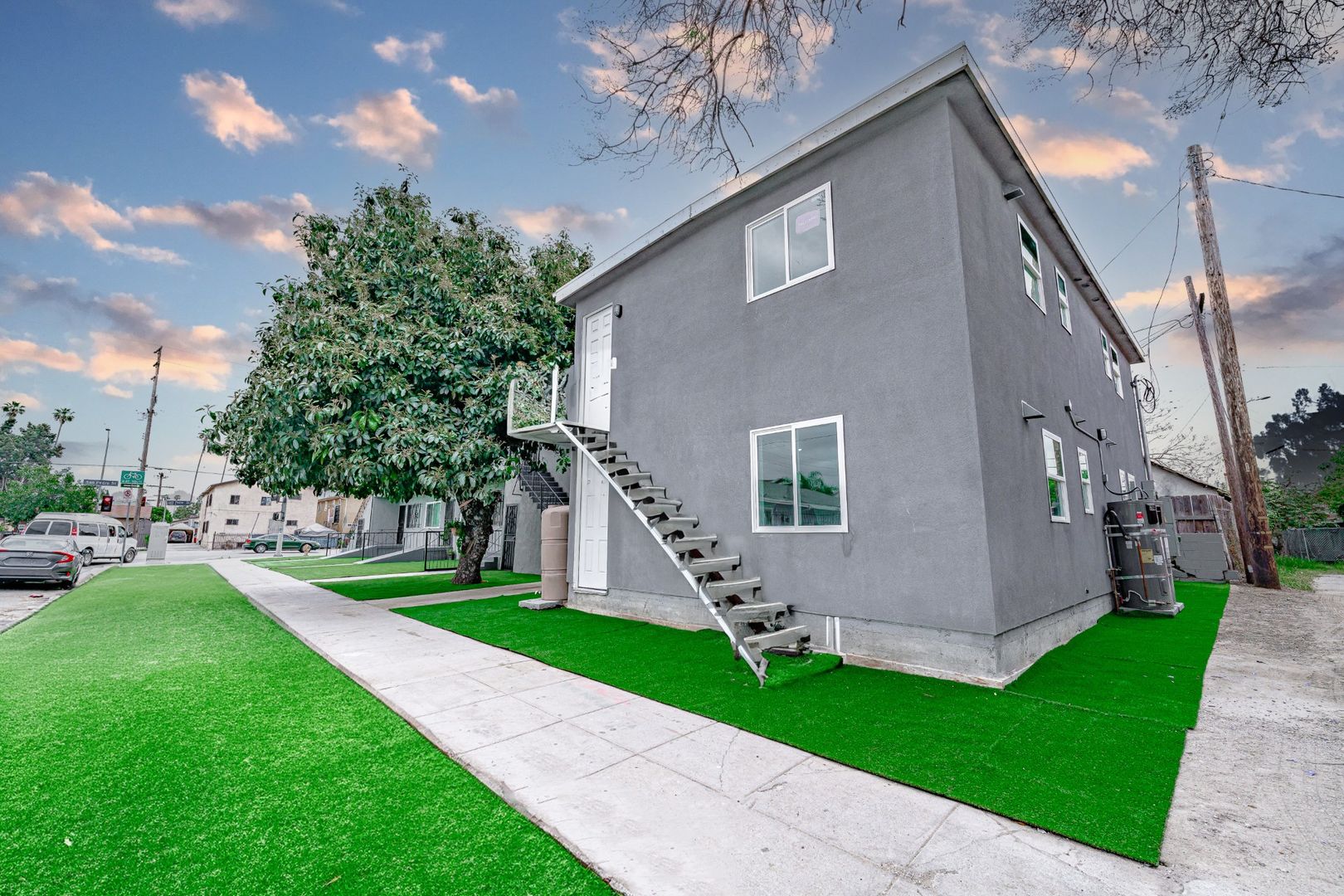 Los Angeles Apartment: 250 E 79th St - 1/2