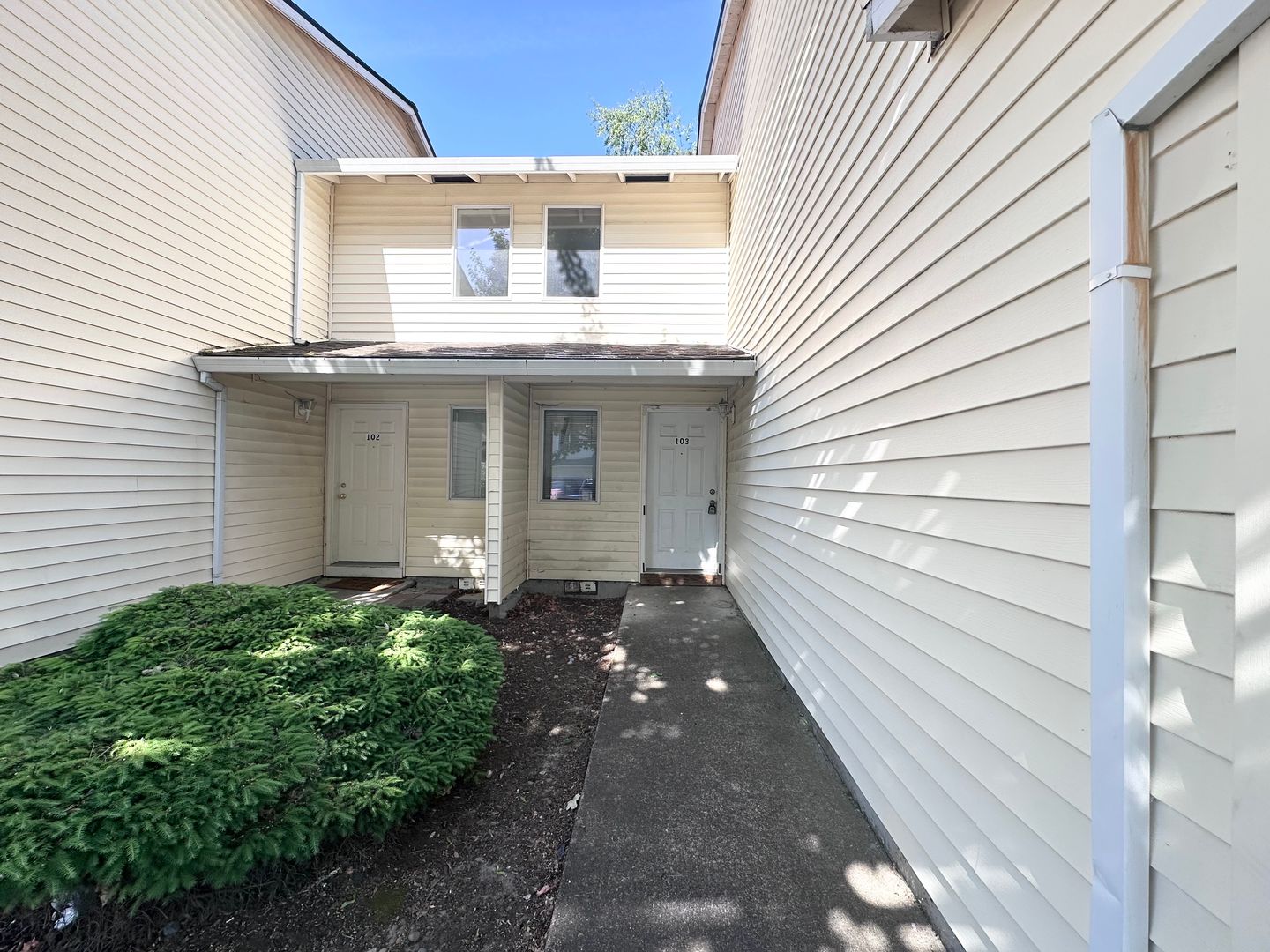 Portland Townhome: 19961 NE Halsey St. - #103