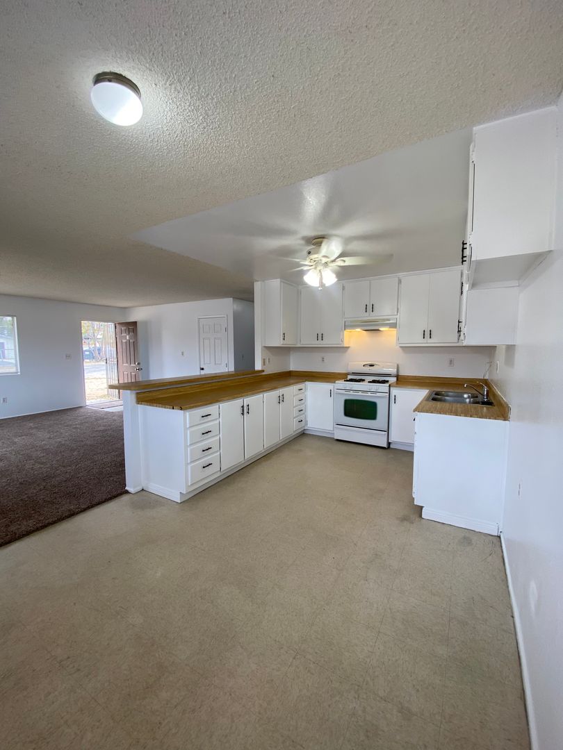 AVAILABLE NOW! MOVE IN SPECIAL!! Lovely 2 Bedroom / 2 Bath Apartment in Yucca Valley! 