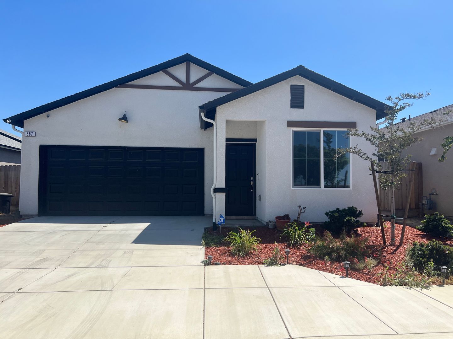 Lemoore House: 587 Sandtrap Lane
