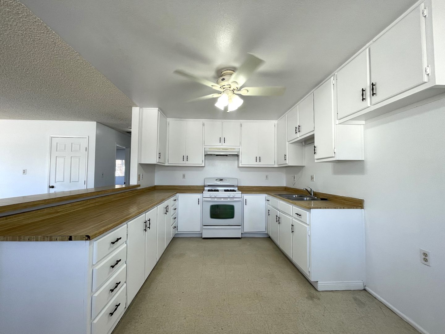 AVAILABLE NOW! MOVE IN SPECIAL!! HALF OFF FIRST MONTH'S RENT! Lovely 2 Bedroom / 2 Bath Apartment in Yucca Valley! 