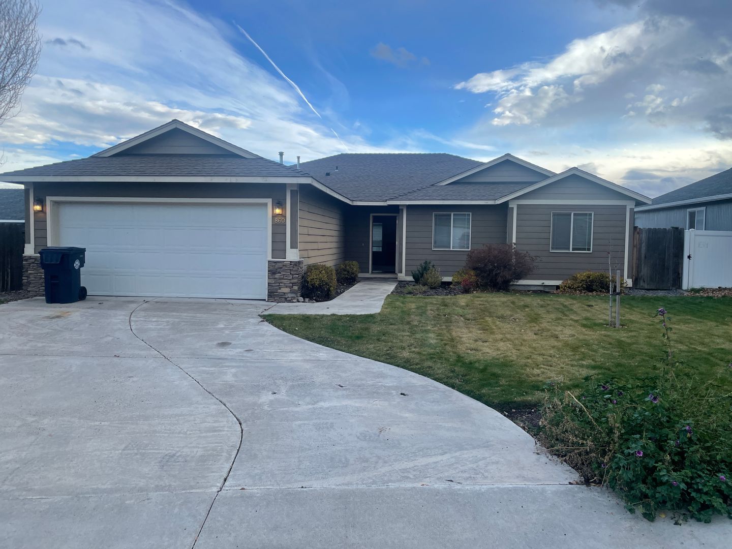 Redmond House: 860 NE Quince Ave