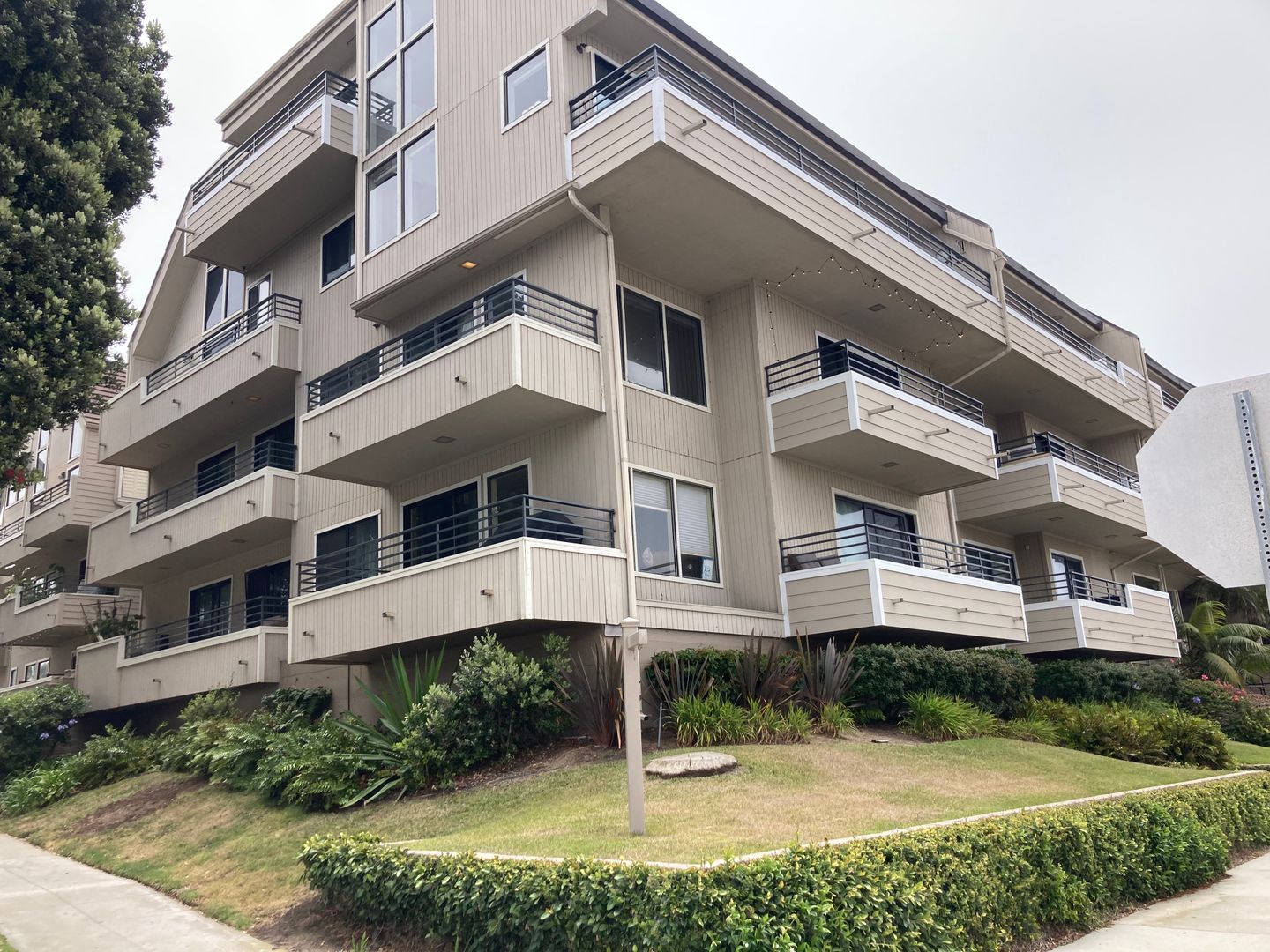 Redondo Beach Condo: 700 Esplanade #28