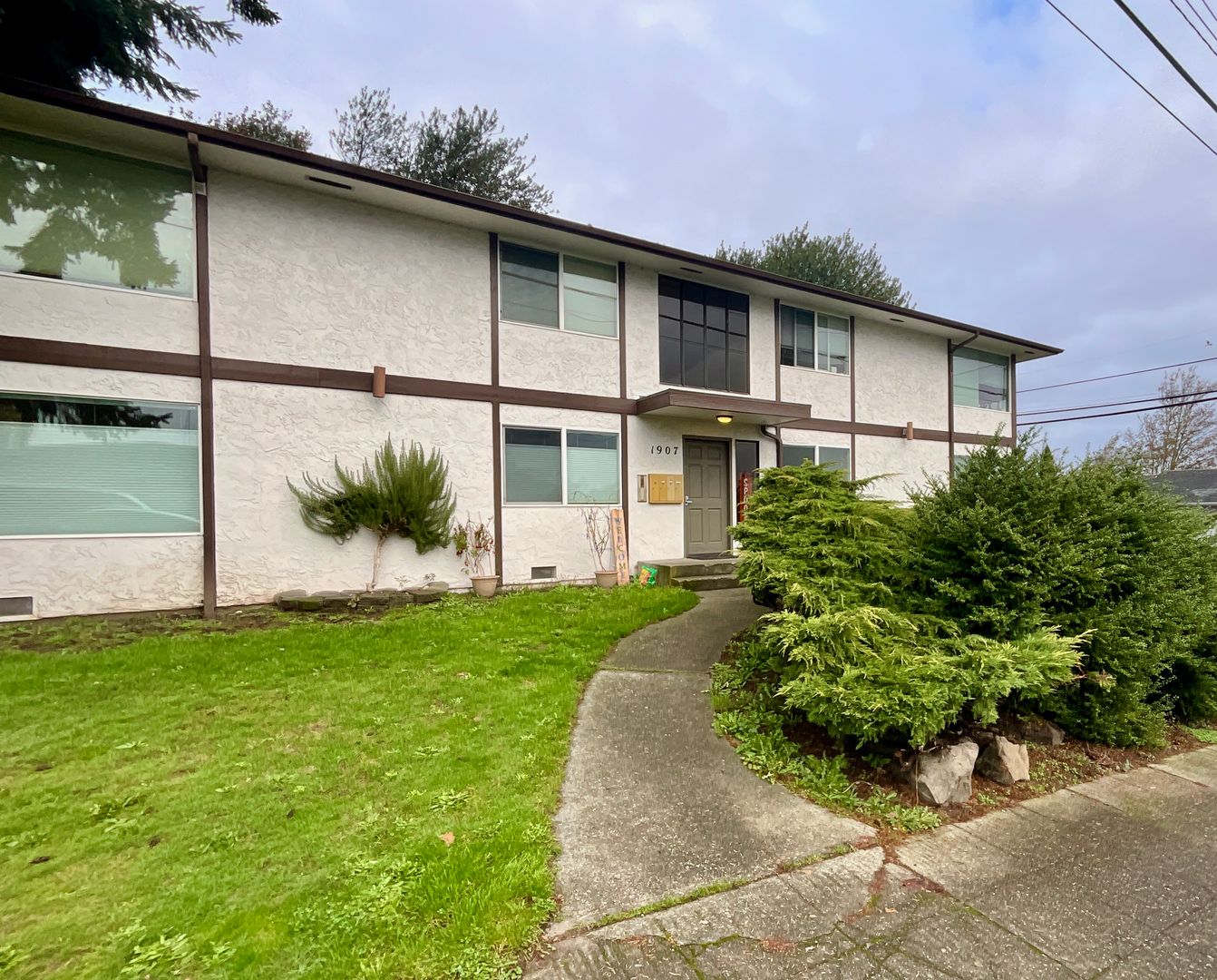 Everett Apartment: 1907 37th St
