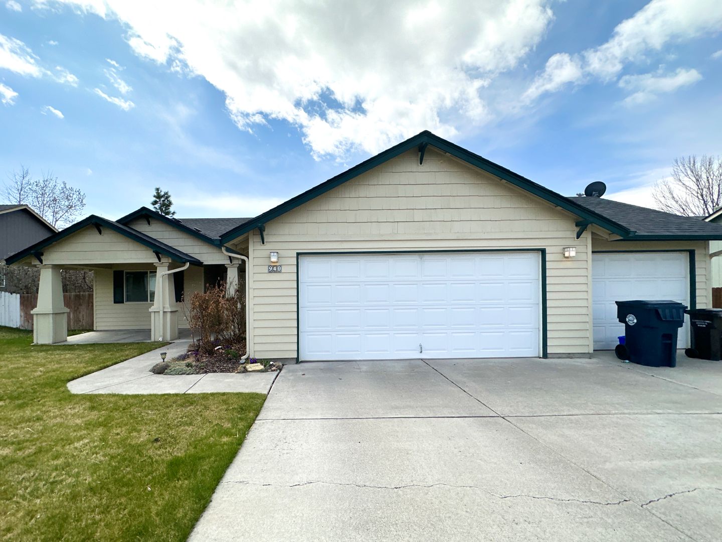 Redmond House: 940 NW Oak Lane