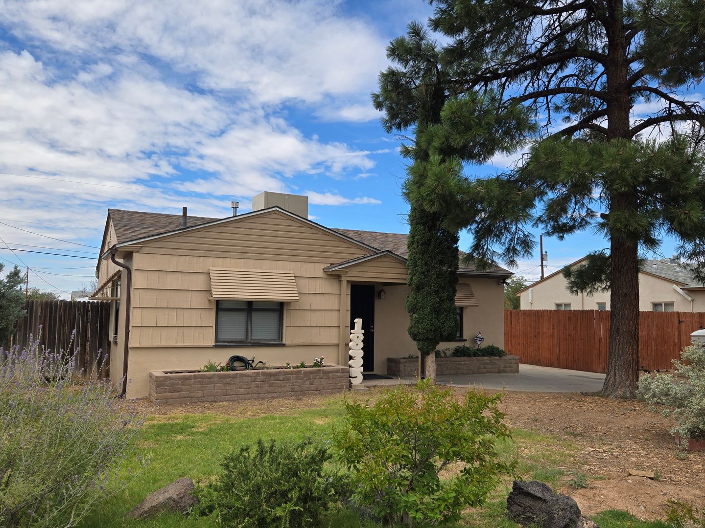 Albuquerque House: 1835 Palomas Dr,NE