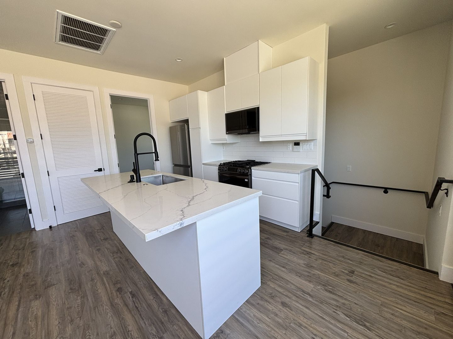 San Diego Apartment: 2168 Balboa Ave - B