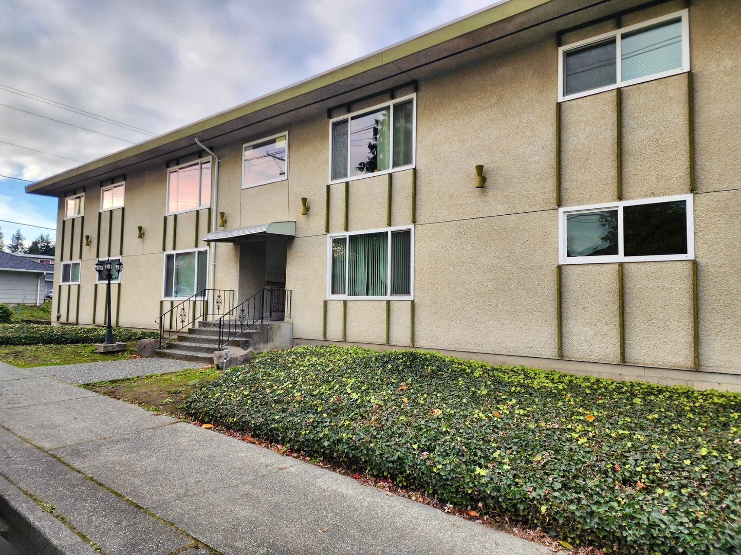Everett Apartment: 3432 Hoyt Ave