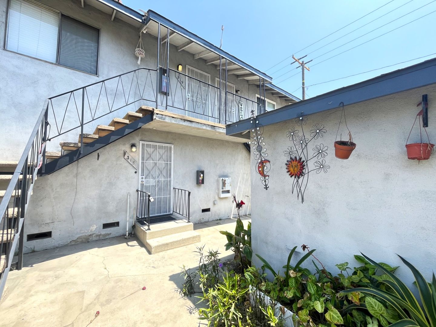 Azusa Apartment: 307-319 E 6th St