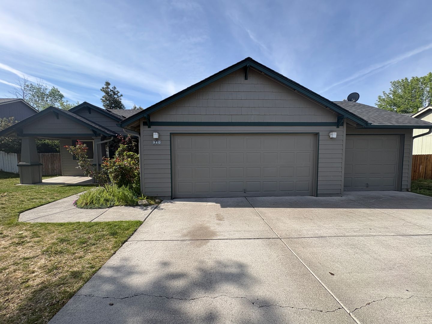 Redmond House: 940 NW Oak Lane