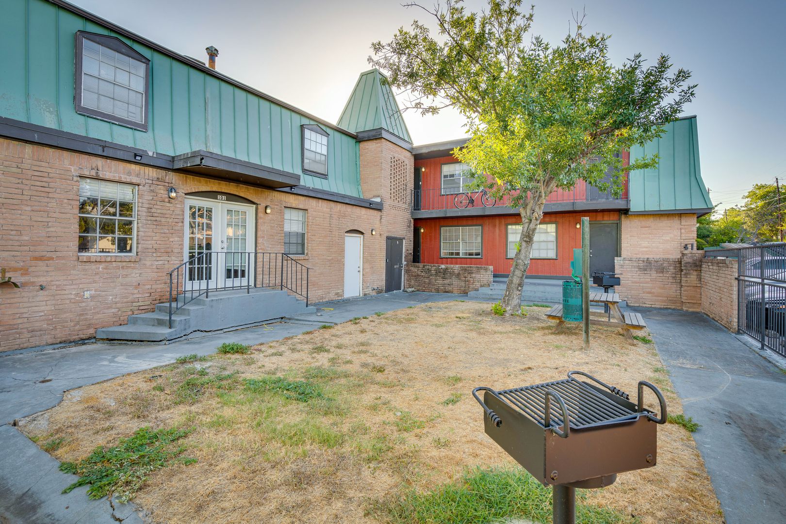 Austin Apartment: 307 & 311 East 31st
