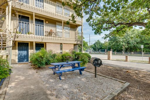 Hyde Park Treehouse - Large 1 Bedroom - Updated Kitchen / Bath - $700 – photo 1