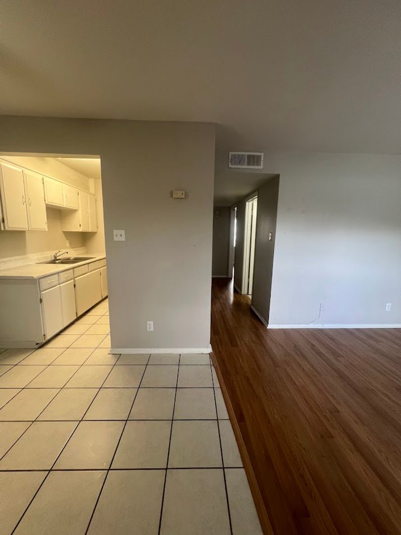 Austin Apartment: 307 & 311 East 31st
