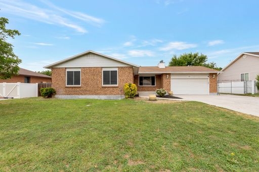 Beautiful & Spacious Brick Rambler in East Sandy! – photo 1