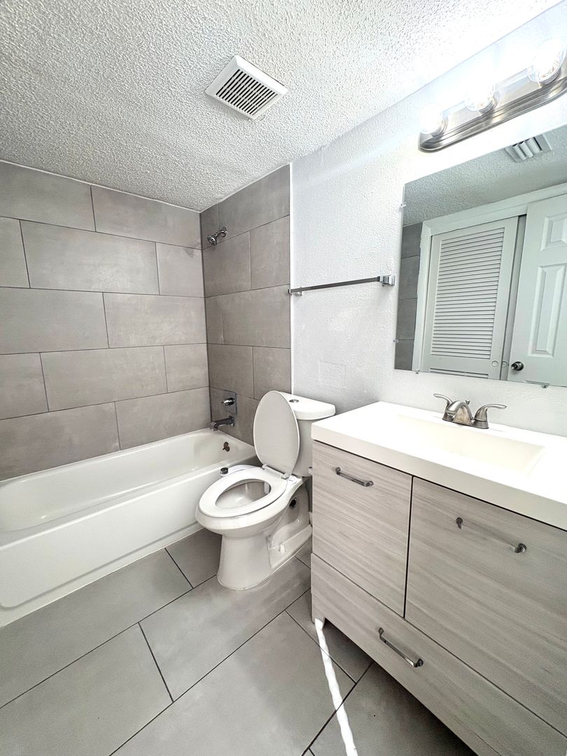 Tampa Apartment: 3712 W Cass St