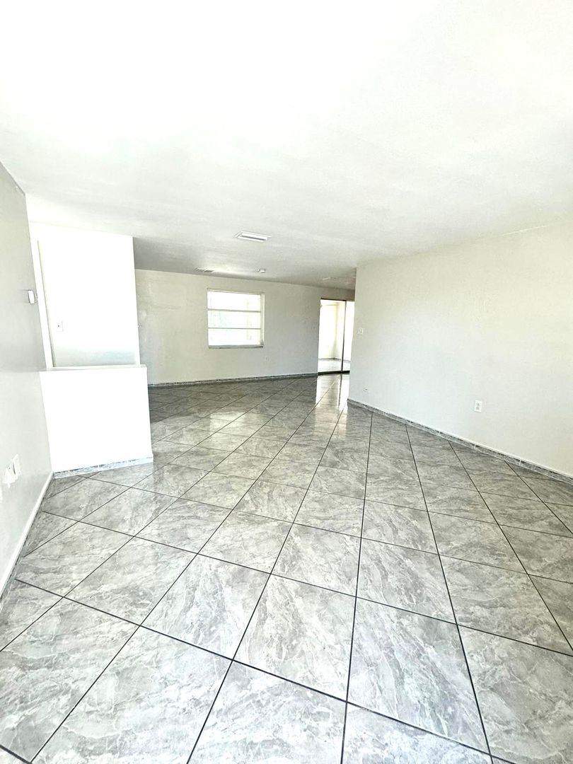 Holiday House: 1019 Pert Lane