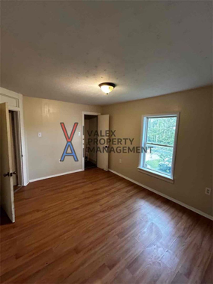 Carbondale Apartment: 121 Dundaff Street