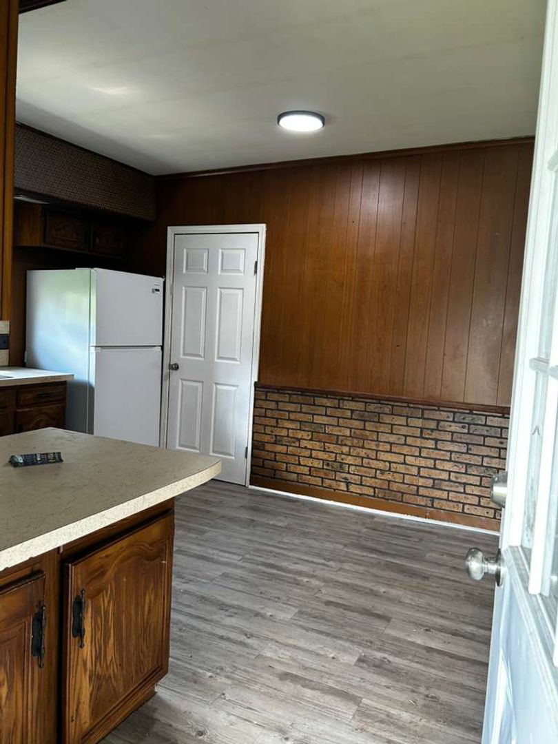 Carbondale Apartment: 41 Fallbrook Street
