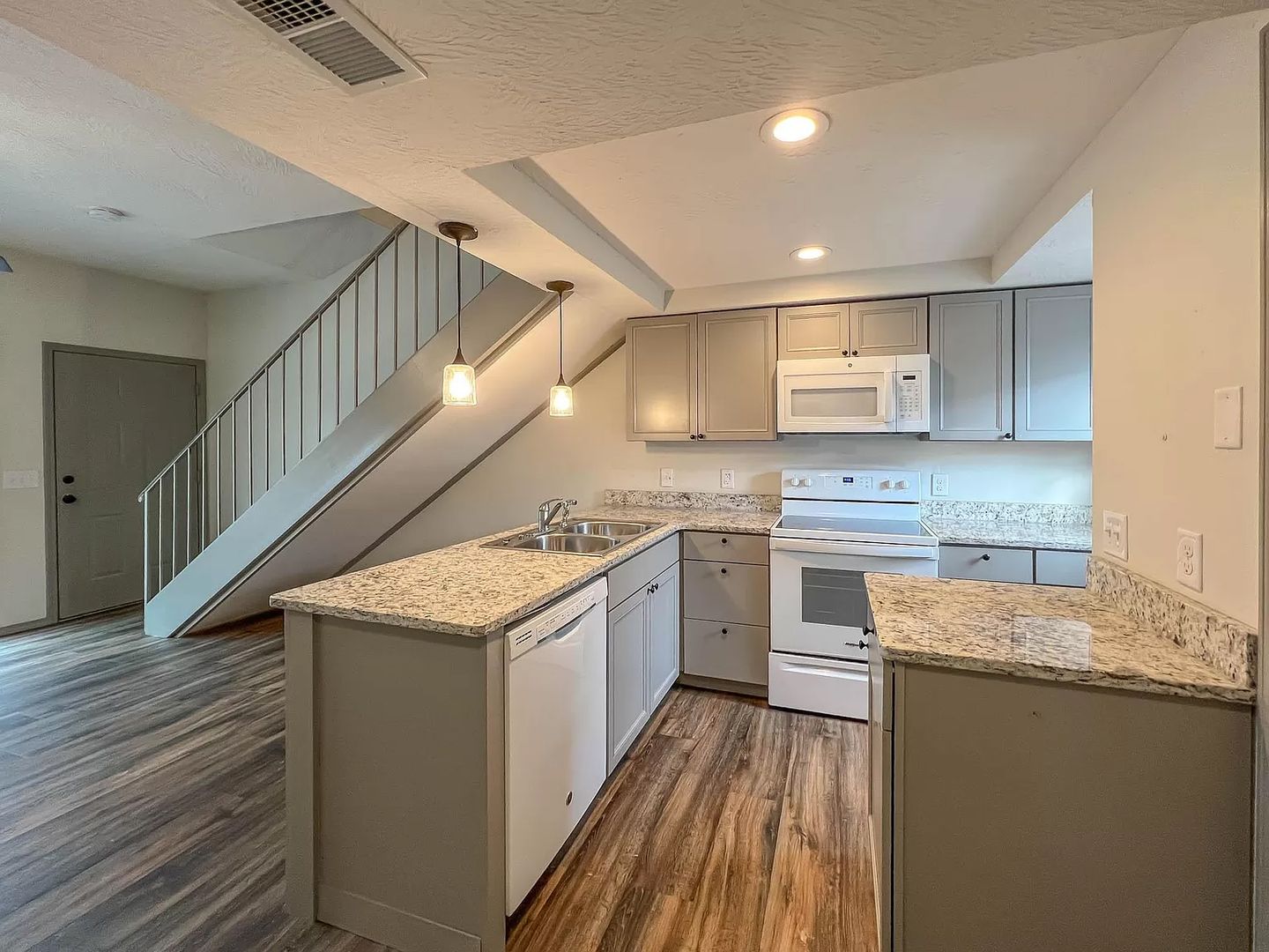 Springfield Apartment: 2323 East Cherry Street