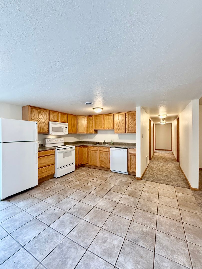 Valley City Apartment: 920 18th Ave SW
