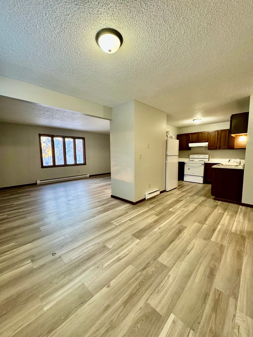 Leonard Apartment: 107 4th ST N