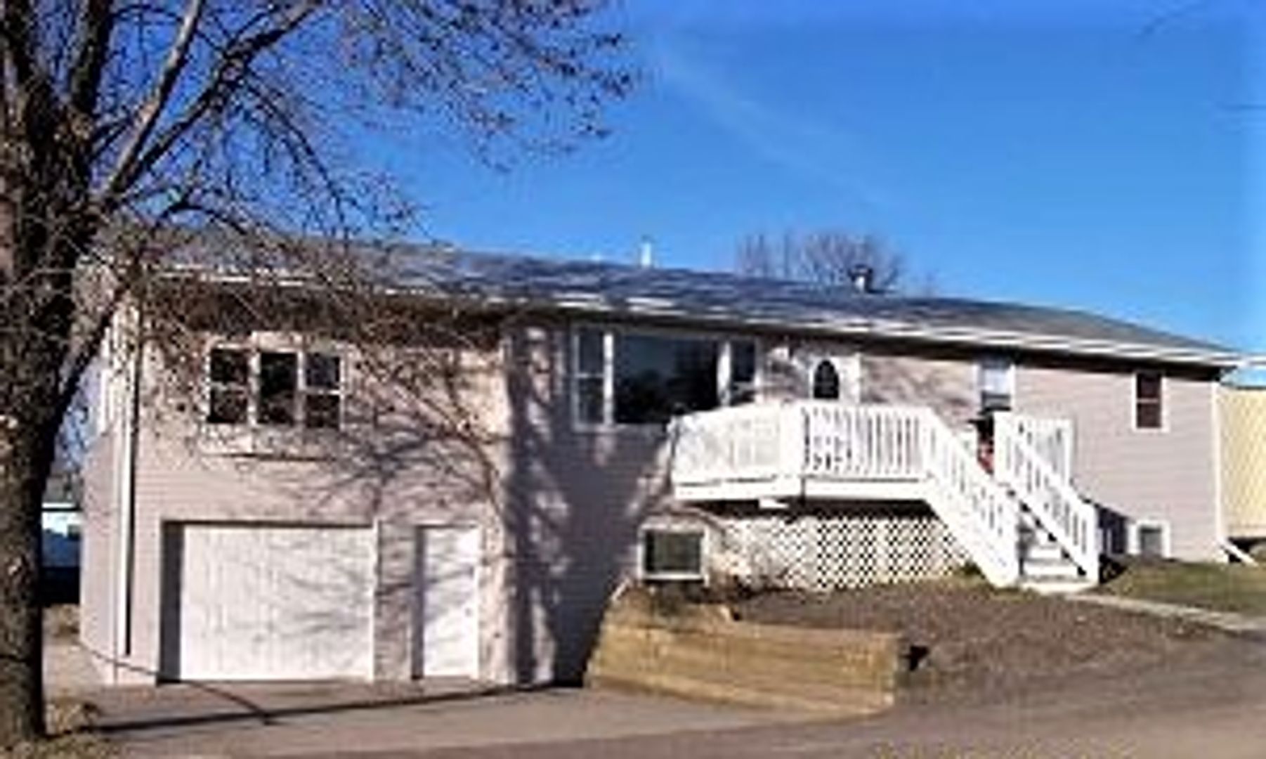 Valley City Apartment: 920 18th Ave SW