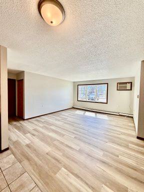 2 bedroom 1 bath Apartments Close to John Deere, Winter Show, Eagle Creek