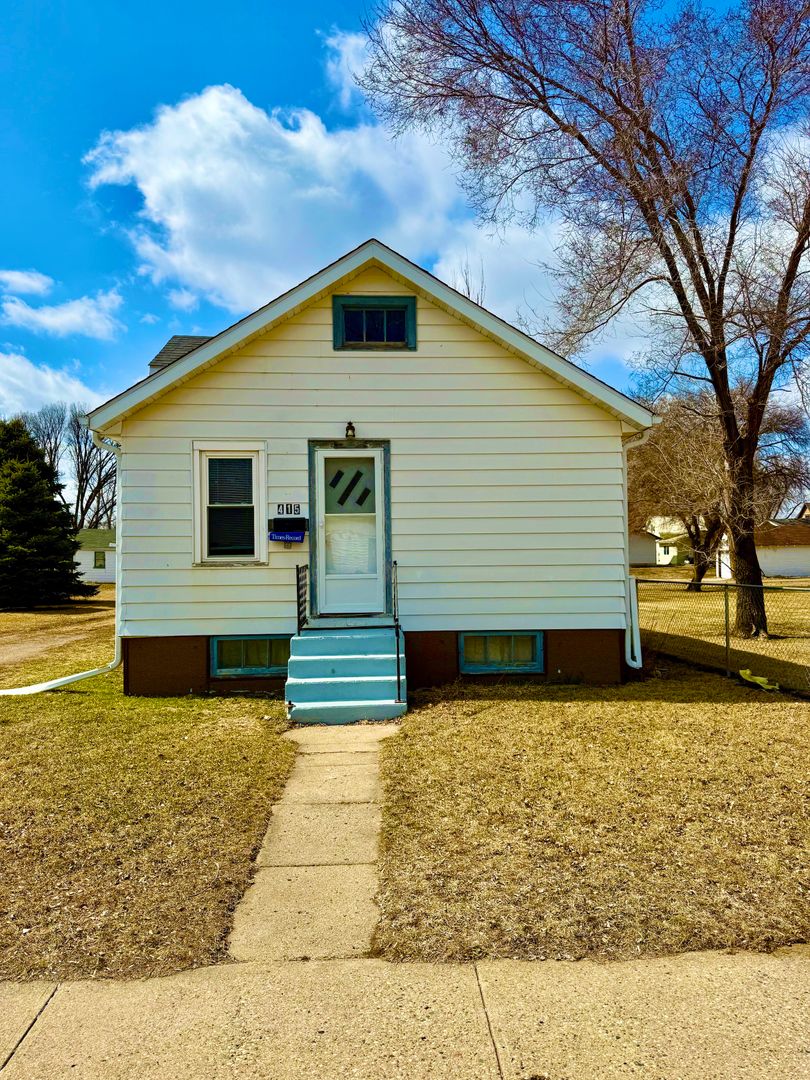 Valley City House: 415 7th Ave NE