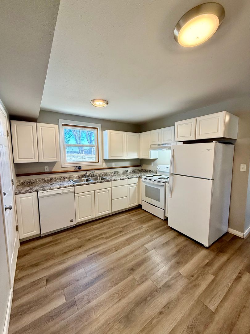 Valley City Apartment: 220 9th Ave NW