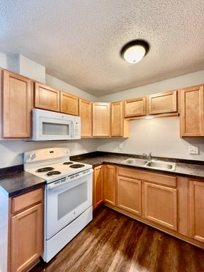 Updated 2 bedroom 1 bath Apartments Close to John Deere, Winter Show, Eagle Creek