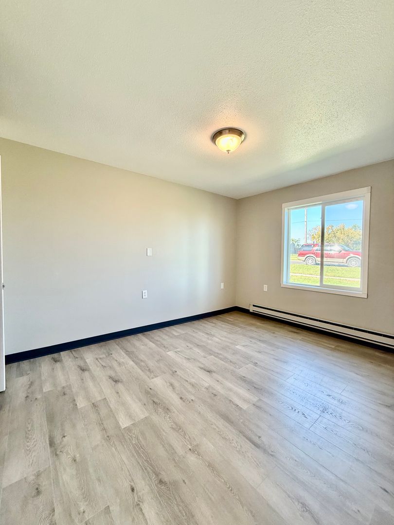 Valley City Apartment: 700 11th St NW
