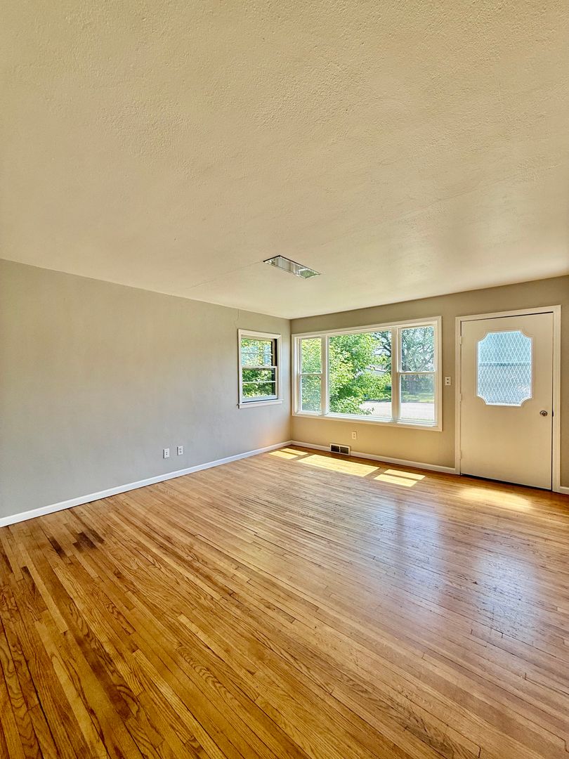 Valley City House: 739 4th St NE